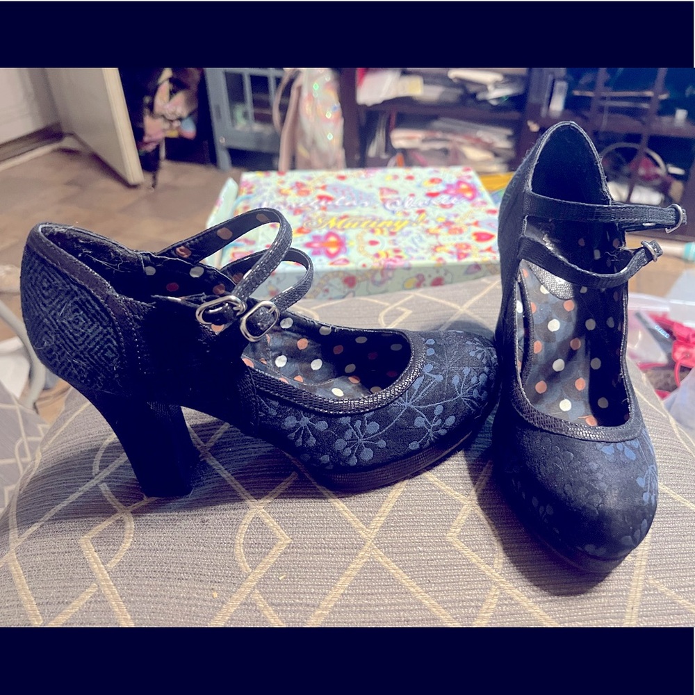 Adorable Vintage strapy heals with floral design size 8